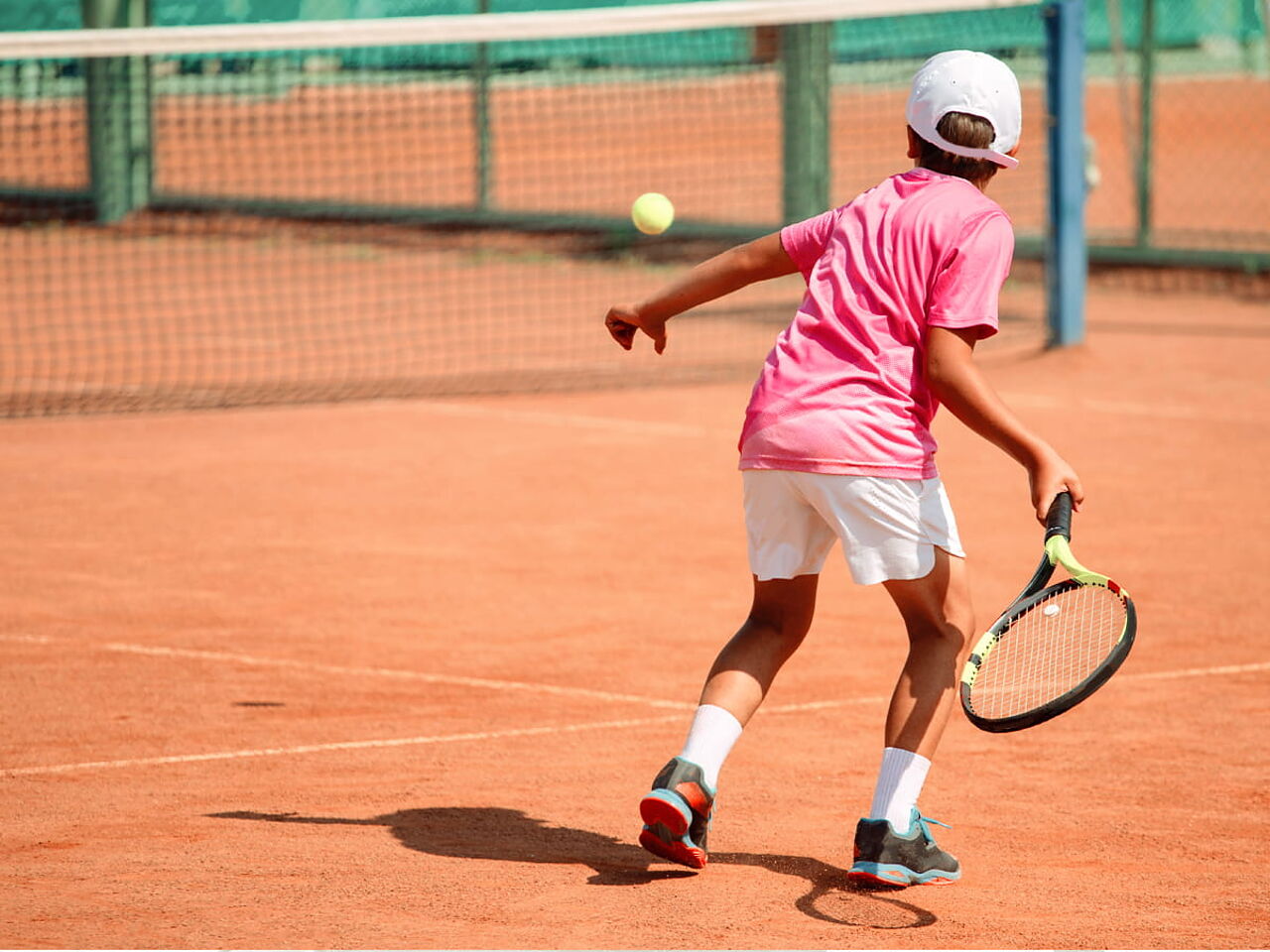 テニスをしている男の子の画像