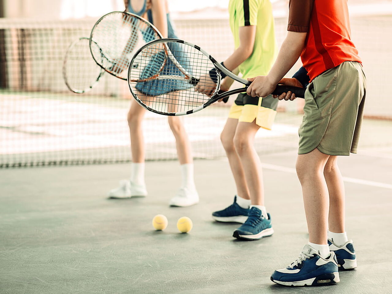 テニスをしている子どもたちの画像