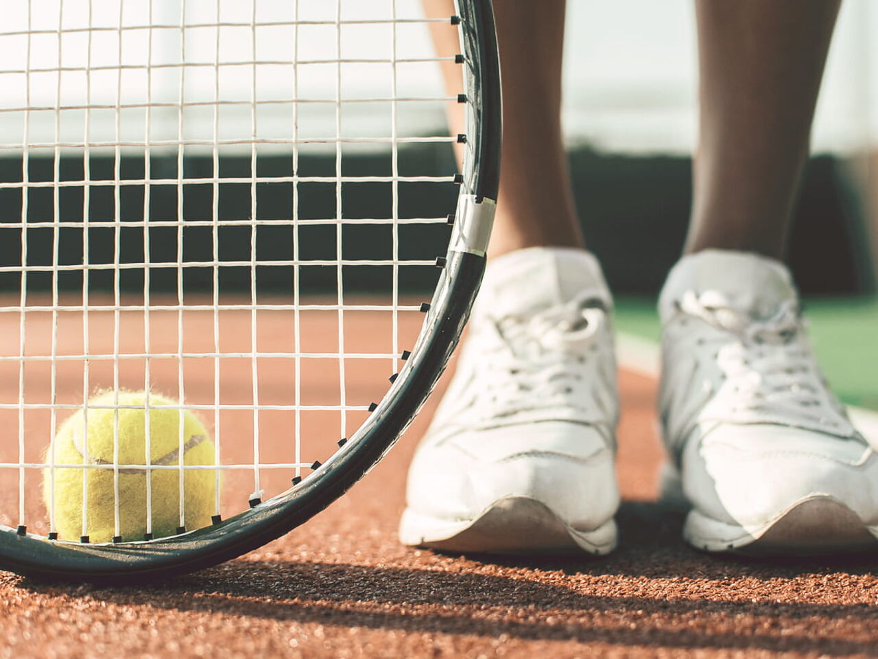 テニスラケットとボールの画像