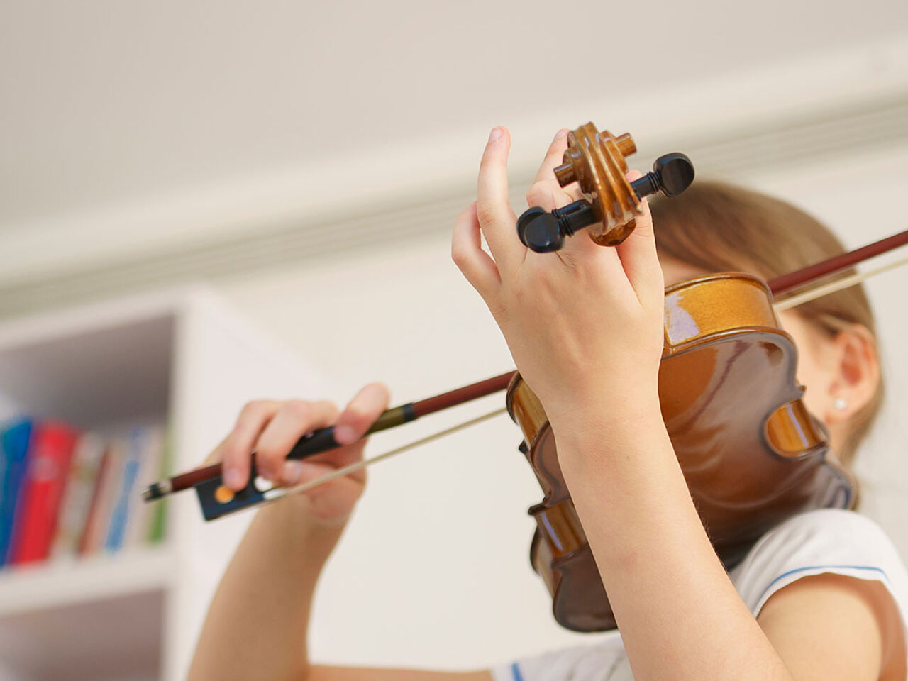 バイオリンを弾く女の子の画像