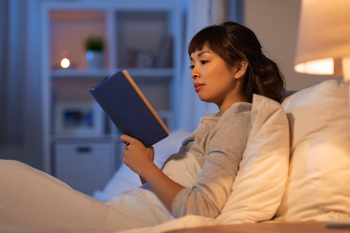 【医師監修】寝る前の読書で睡眠の質が高くなる？本を読む時に大切なポイントを紹介