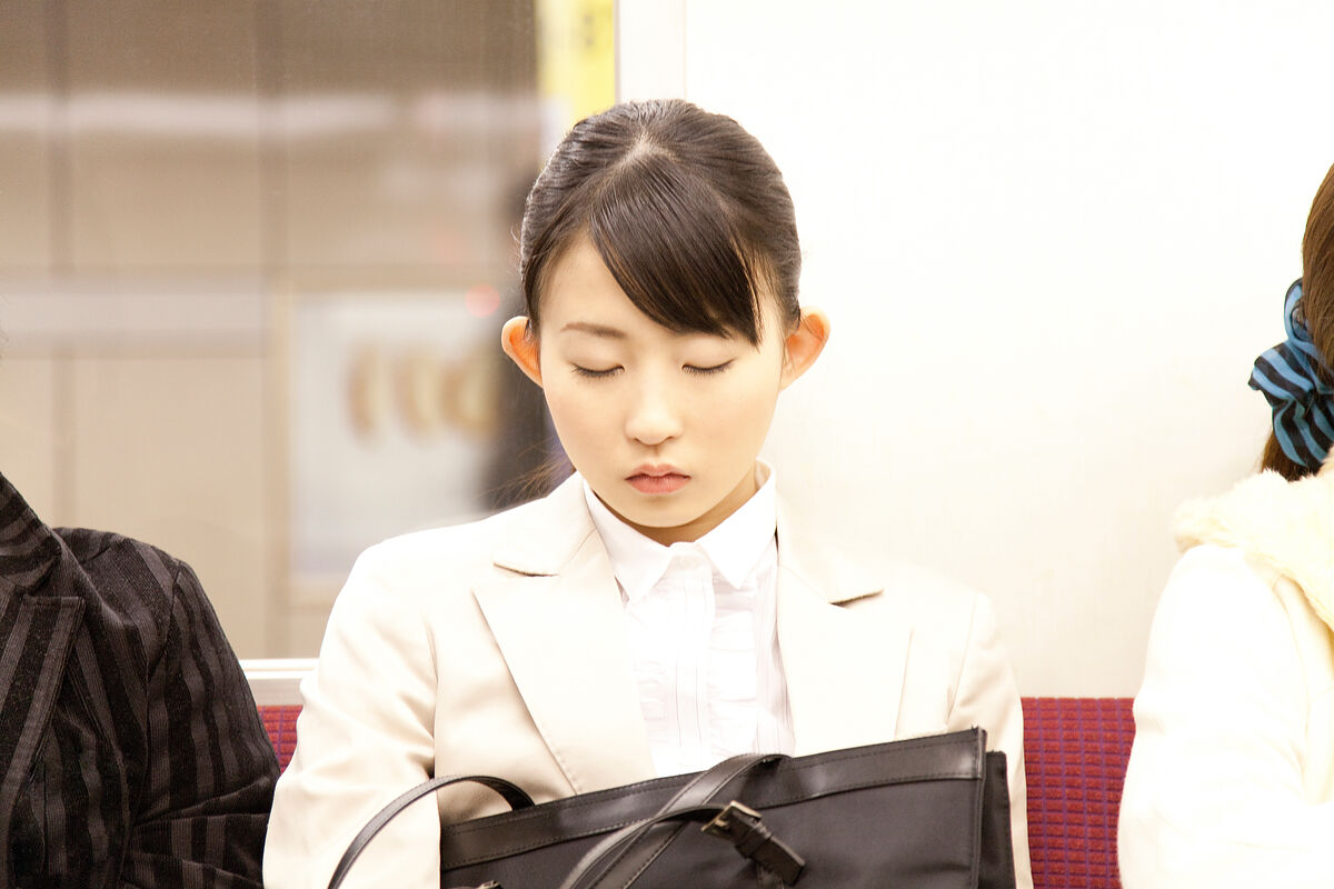 【医師監修】電車で寝る原因は？仮眠する時のポイントや睡眠の質を高める方法も解説