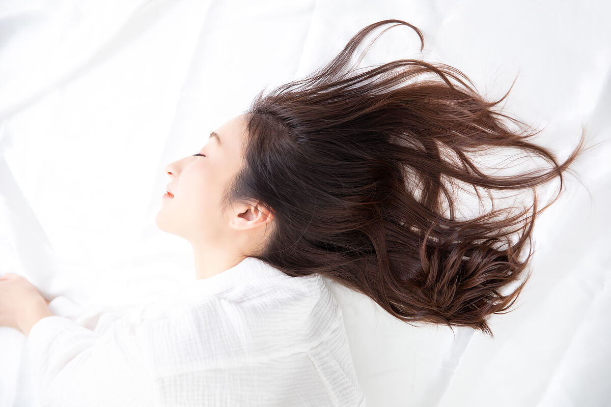 【医師監修】寝る時に髪の毛が受けるダメージとは？対策やおすすめのケア方法を紹介