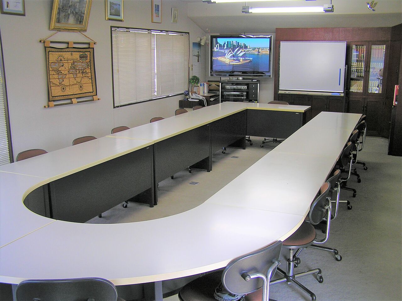 半円の机がある教室