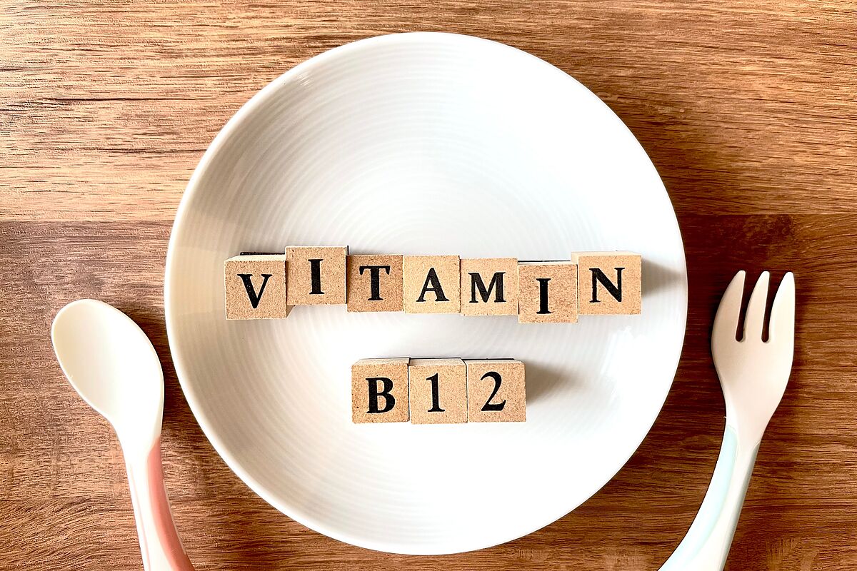 【医師監修】ビタミンB12が睡眠に効果的って本当？摂るタイミングや過剰摂取のリスクなど解説