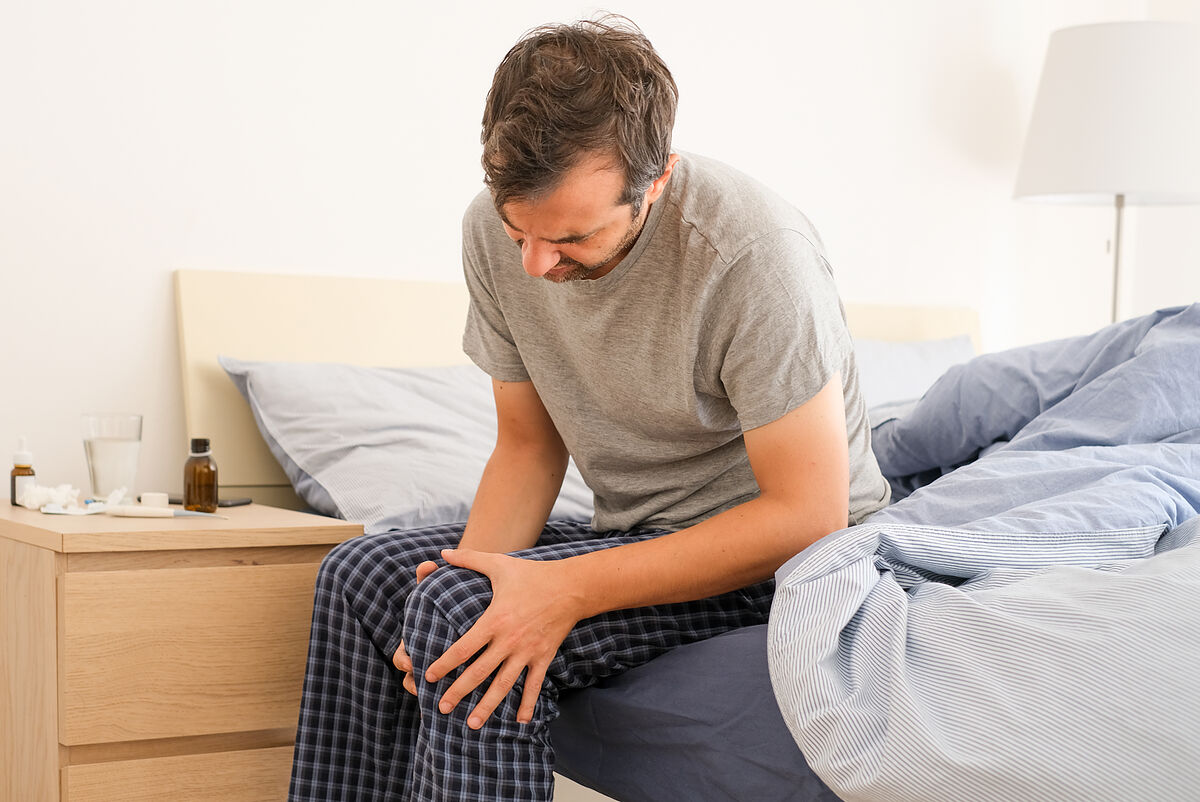 【医師監修】睡眠時の坐骨神経痛がつらい…簡単な対処法や痛みを軽減する寝方を紹介