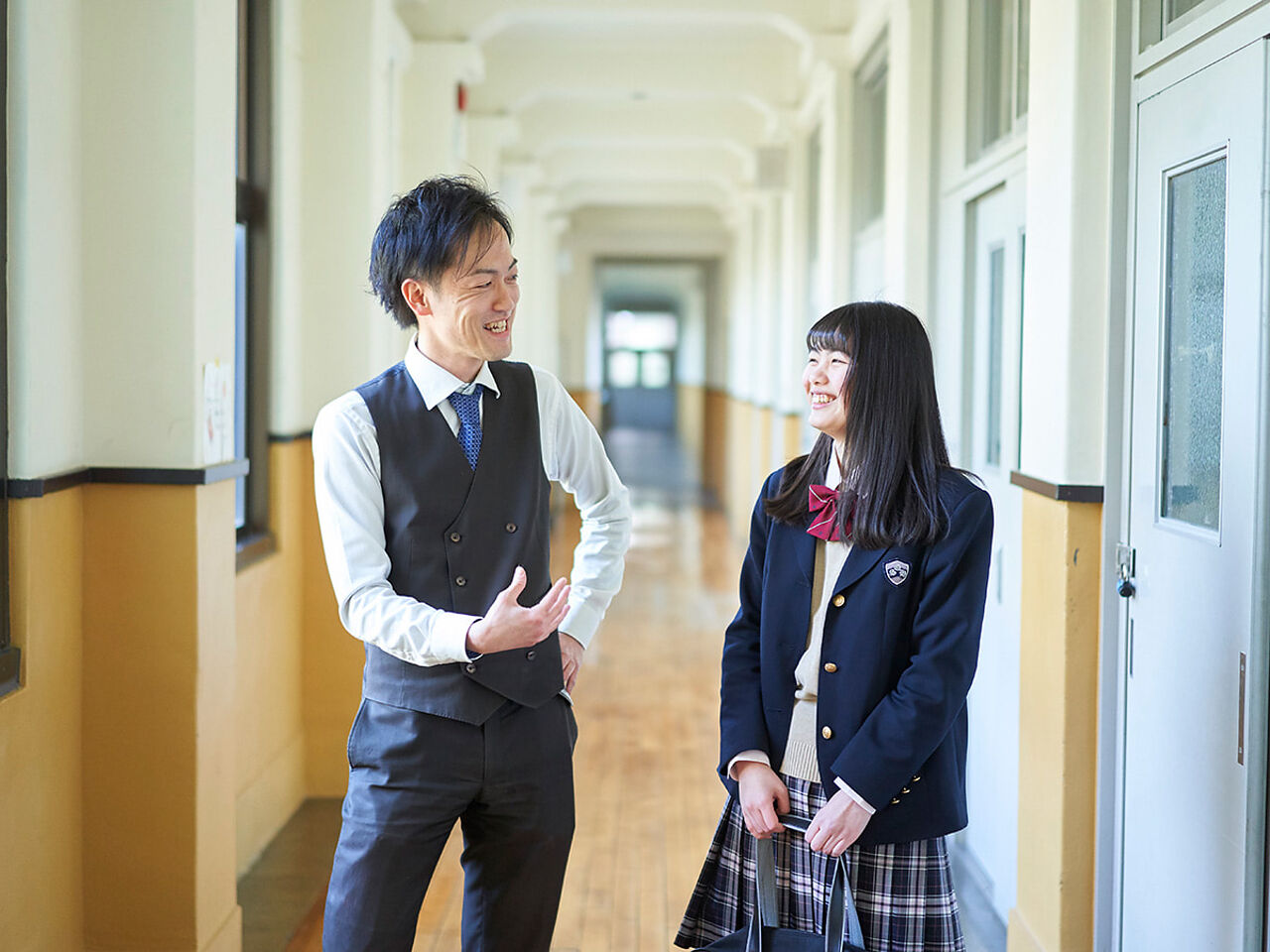 小山先生が女子生徒と廊下で話している画像
