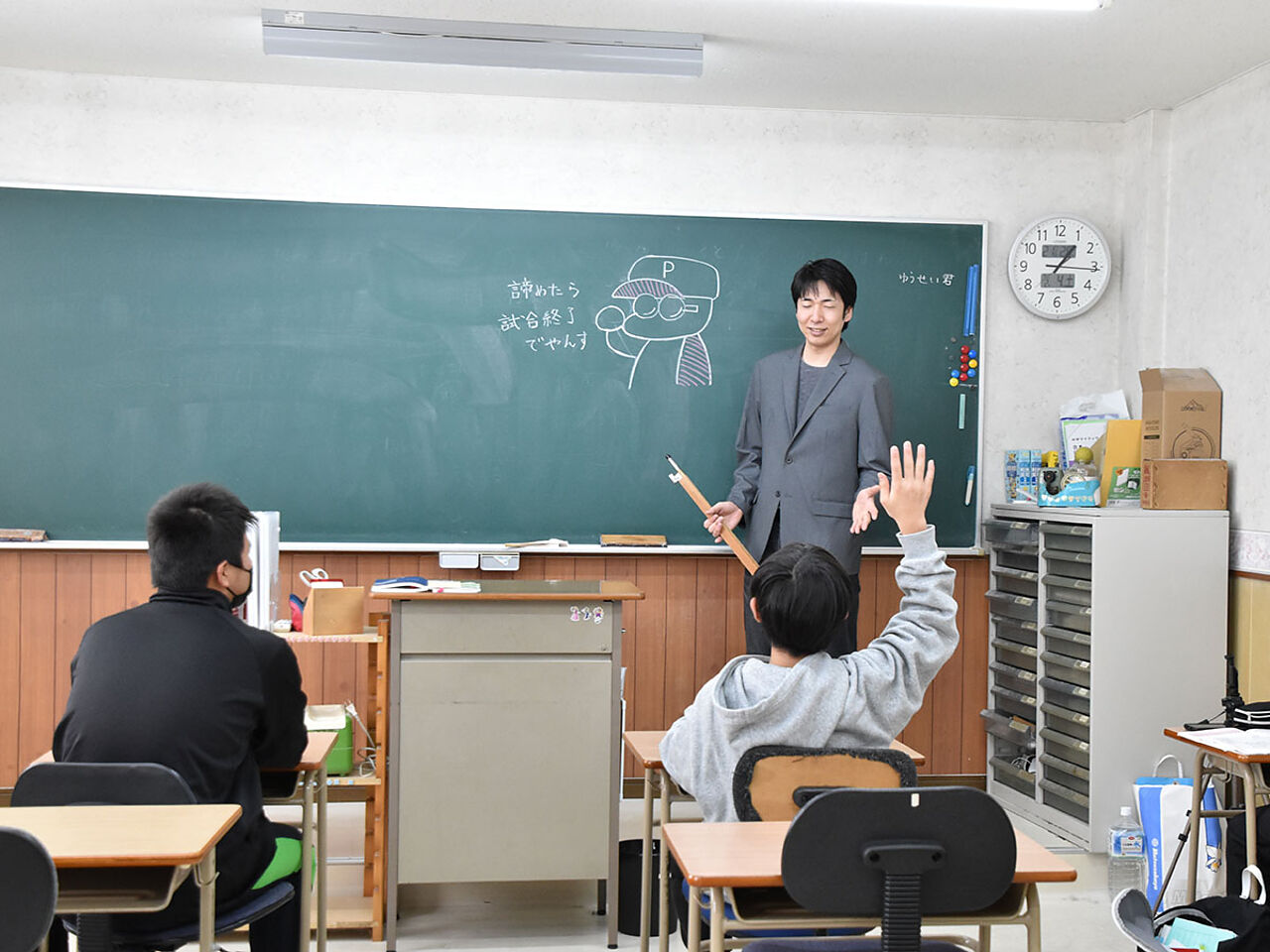教室で山本さんが生徒たちに指導する様子の画像