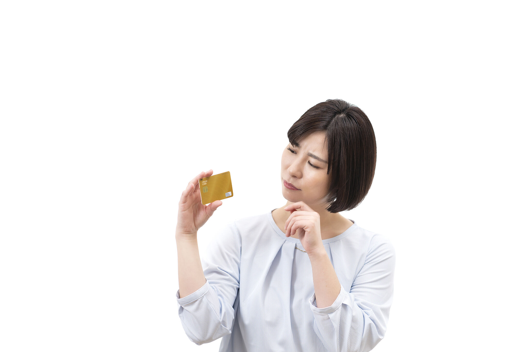 クレジットカードを眺める女性