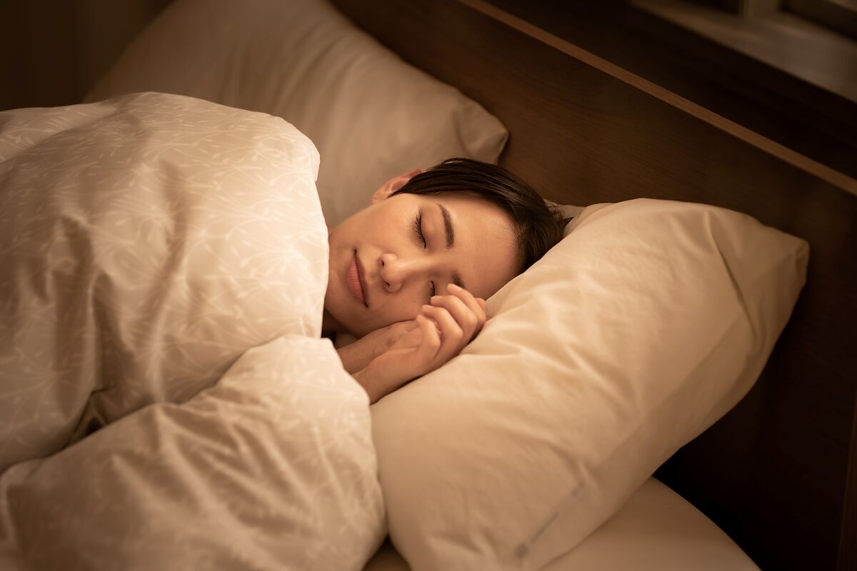 【医師監修】レム睡眠が多いのはストレスのせい？夢をよく見ることとの関係や対策法も紹介