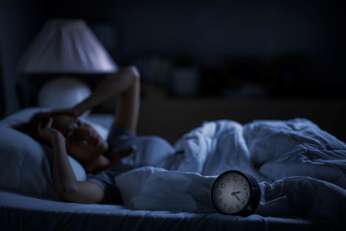 長く眠れない原因は何？不眠の症状や睡眠の質を高める方法も紹介