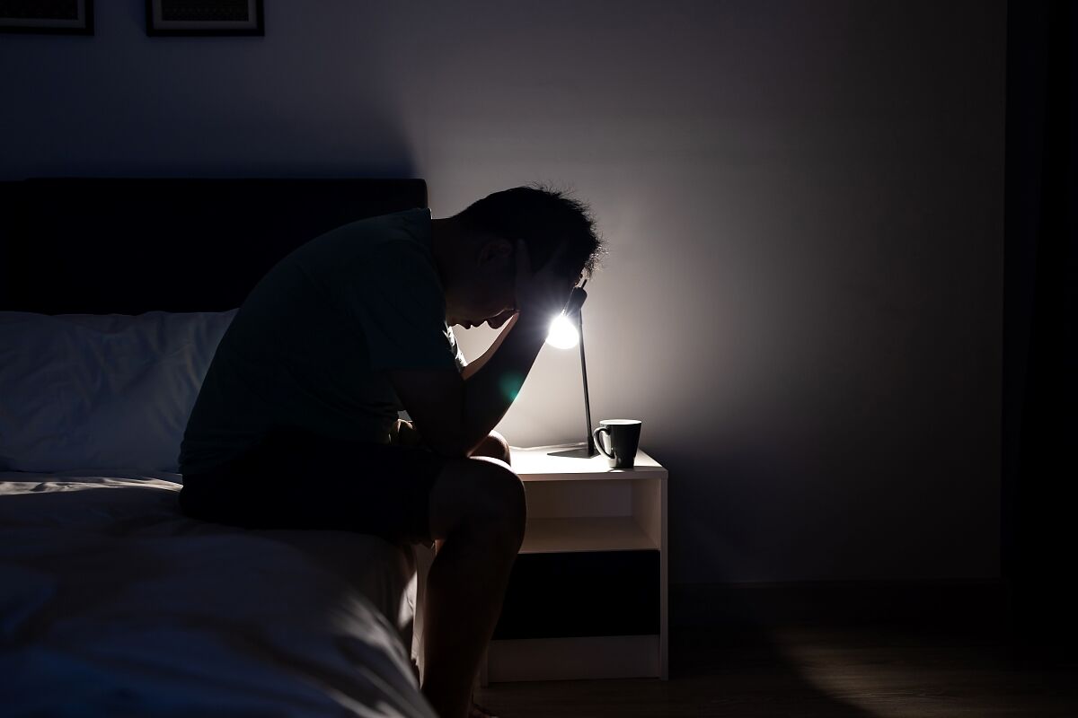 【医師監修】夜になると不安で眠れなくなるのはなぜ？治療法や対処法も解説