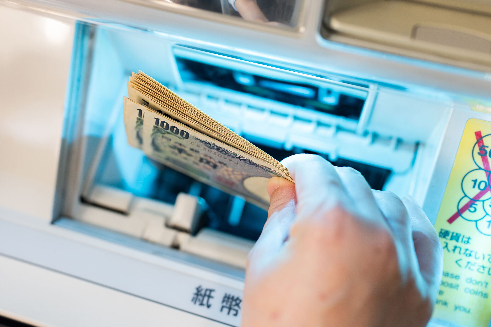 ATMに入金する画像