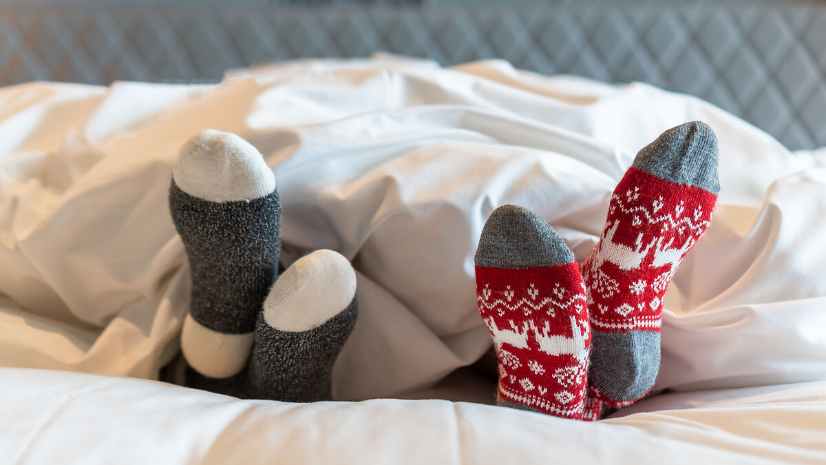 寝る時に靴下は履いても良い？知っておきたいデメリットや足下を温める方法を紹介