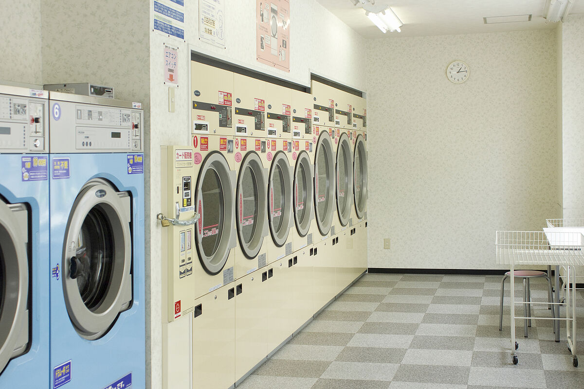 コインランドリーで毛布の洗濯乾燥は可能？洗える素材や利用時の注意点を紹介