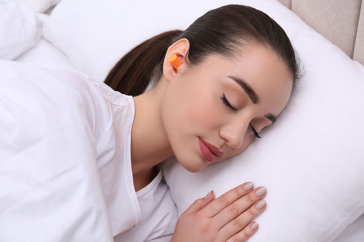 睡眠時の耳栓は耳に良くない？装着するメリットやデメリット、注意点を解説