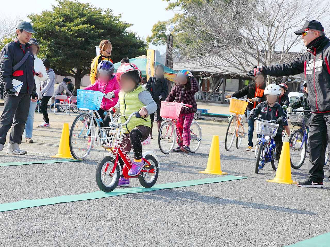 西都原ウィーラースクールで子どもたちが自転車を練習している画像