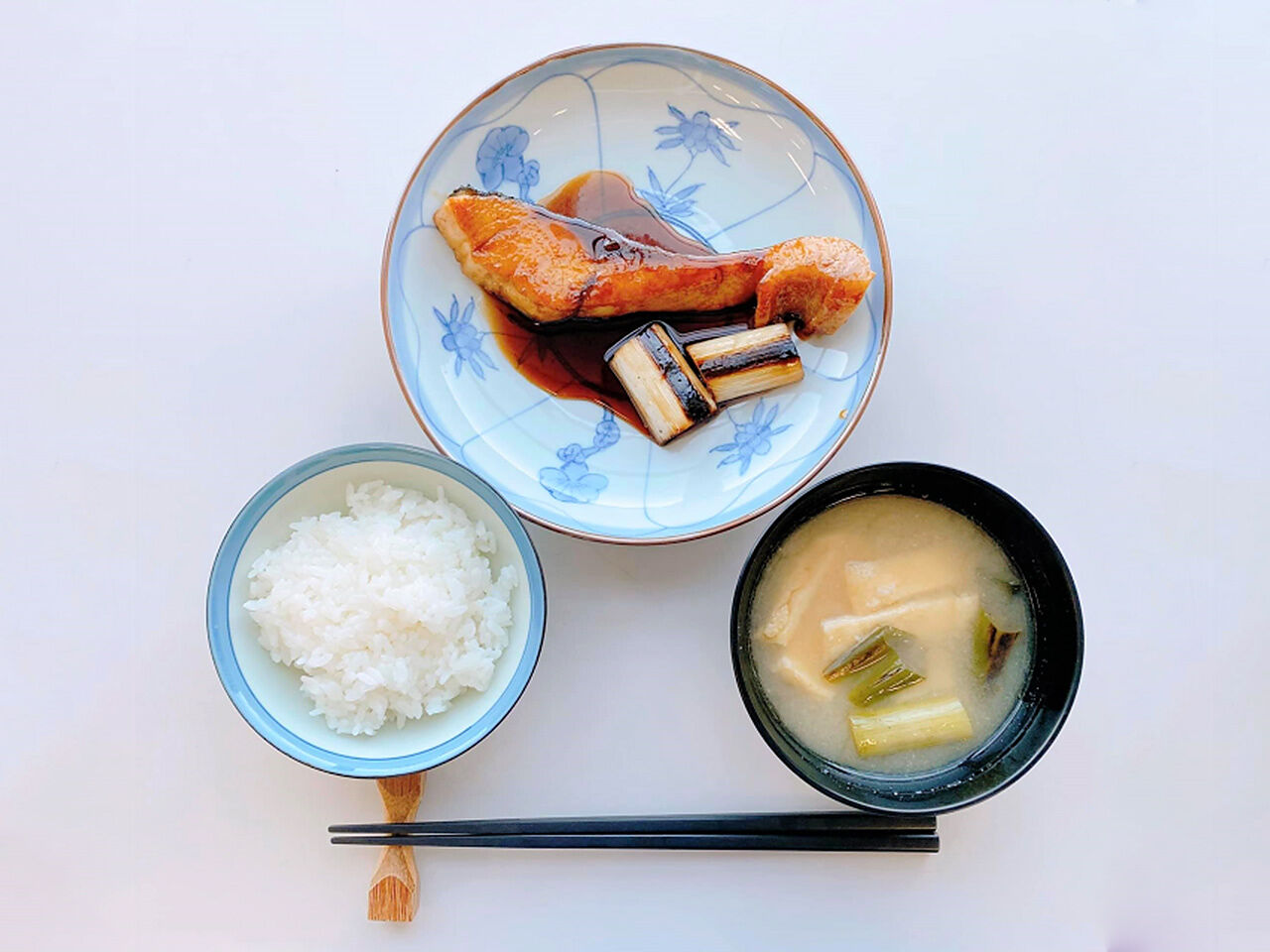 煮魚とお味噌汁と白いご飯が並んでいる画像