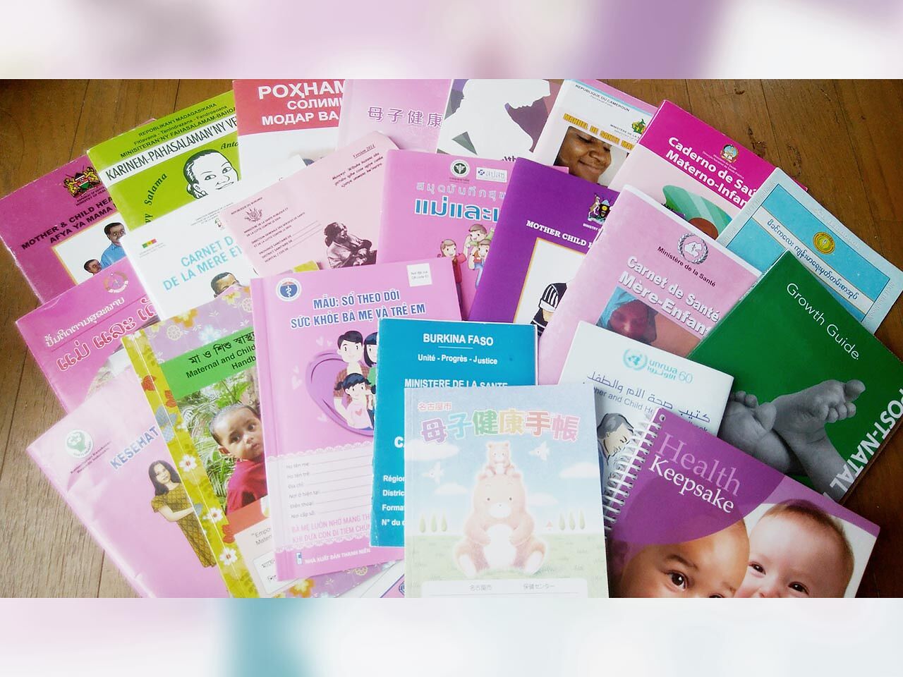 海外の母子手帳がたくさん並んでいる画像