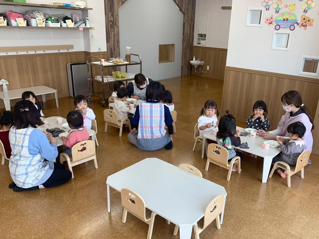 幼稚園にて園児たちが食事をしている画像