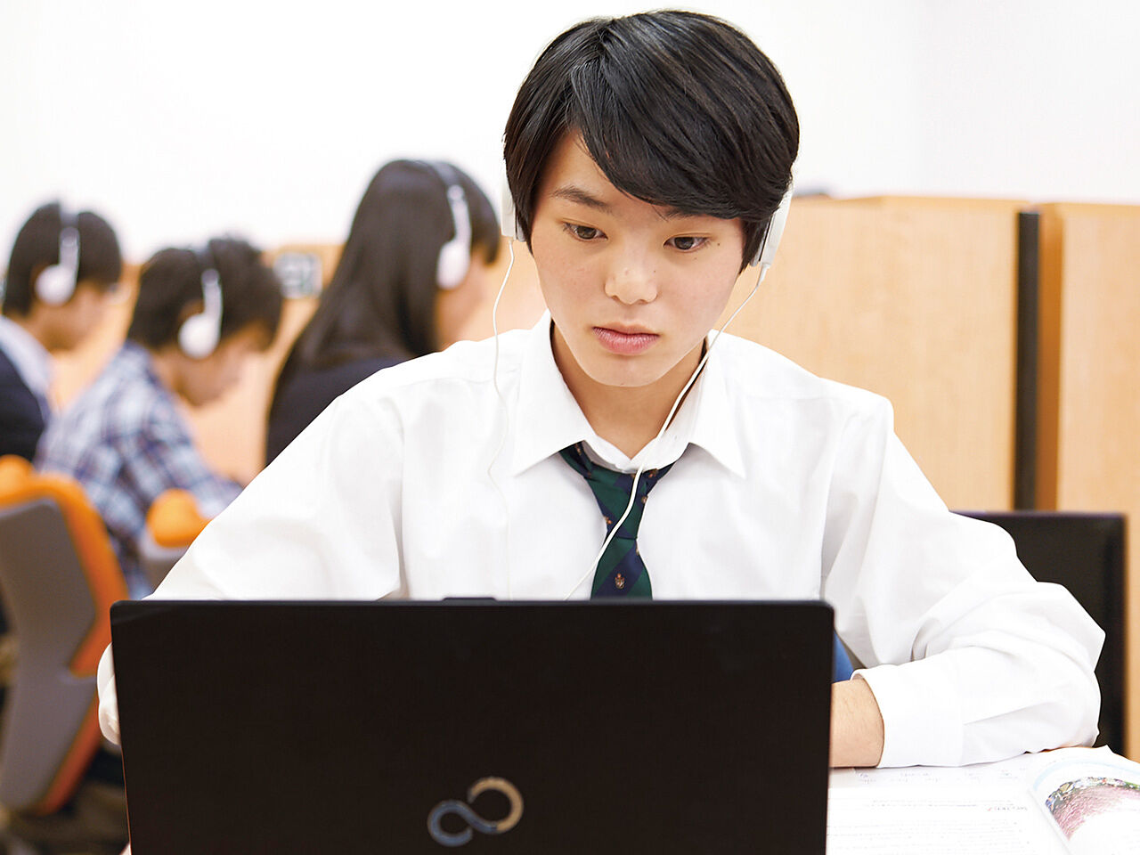 男子生徒がオンラインで勉強している画像