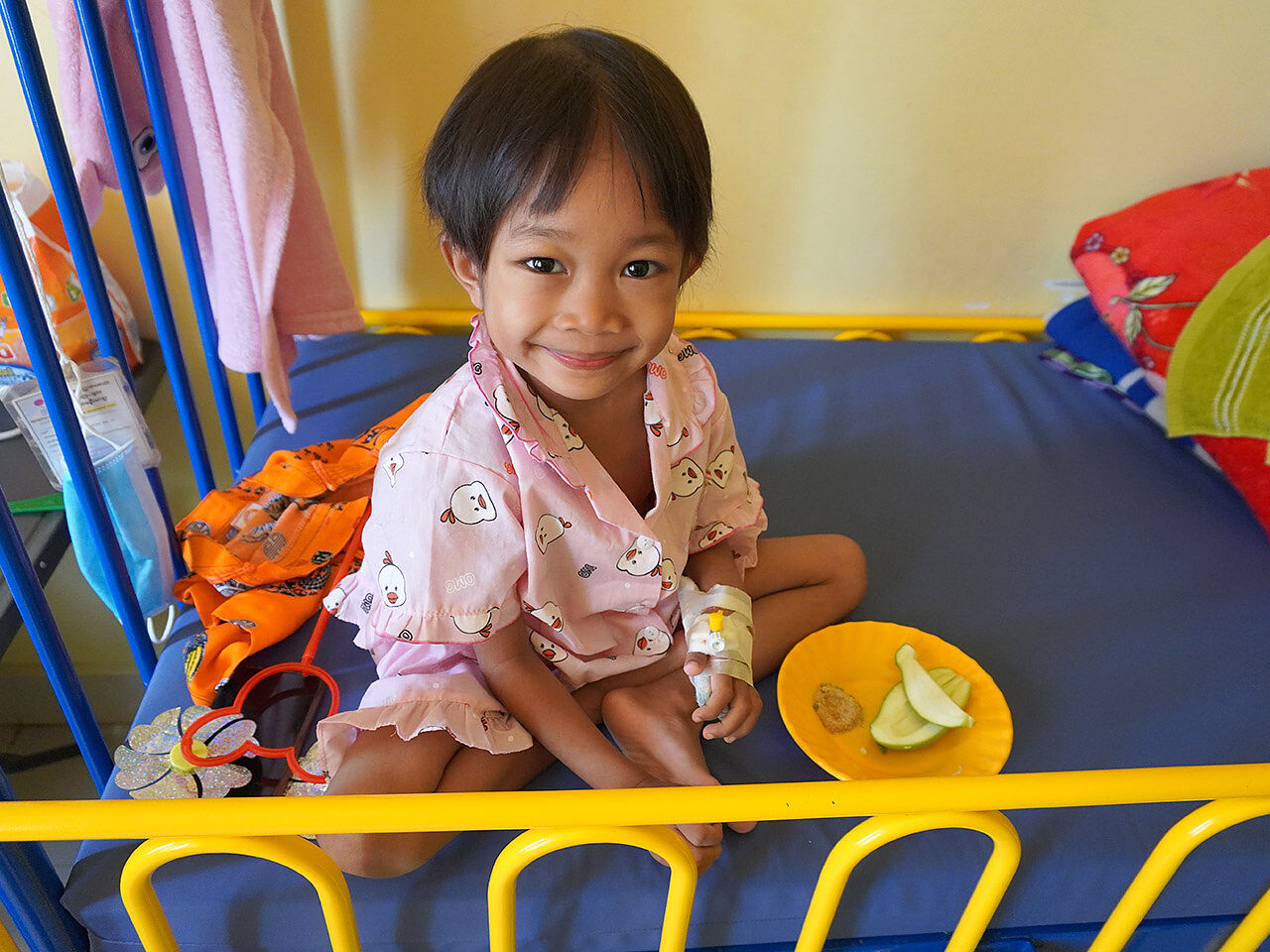 カンボジアの治療中の女の子の画像