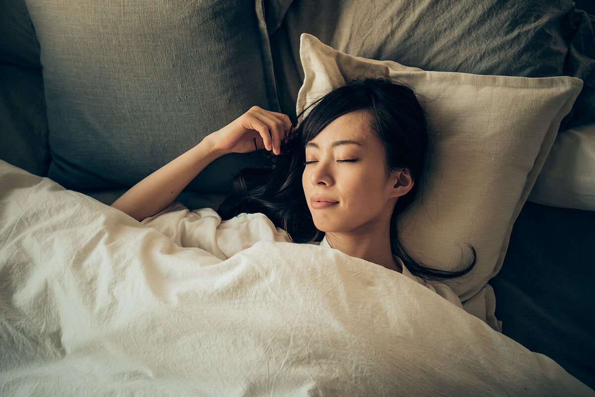 【医師監修】睡眠の質を上げるためには？簡単にできる方法やおすすめアイテムの紹介も