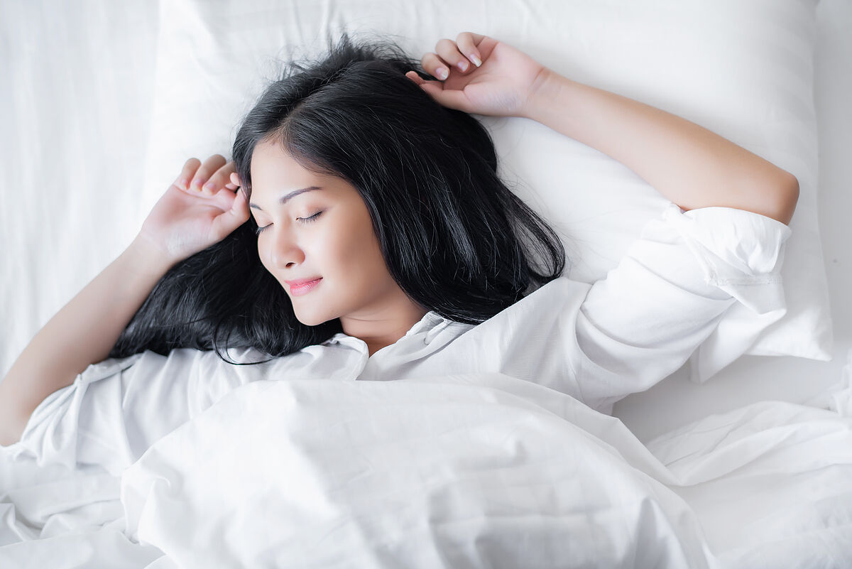 肩こりは「バンザイ寝」が原因？放置するリスクと寝方の改善方法を解説