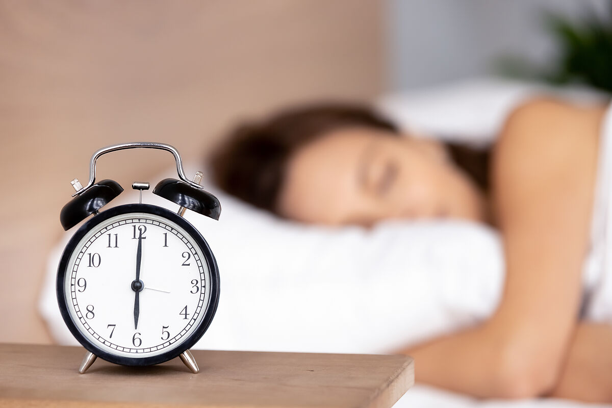 理想の睡眠時間は何時間？年齢別の目安や睡眠の質を上げるコツを紹介！