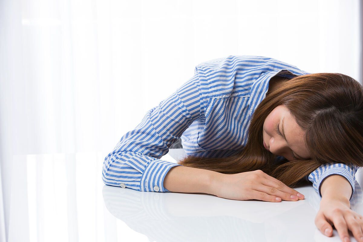長時間寝ると疲れるのはなぜ？原因や質の高い睡眠をとる方法