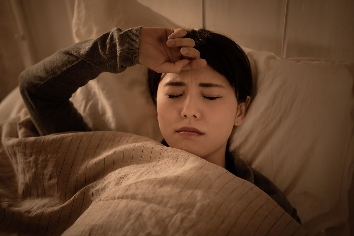 【医師監修】寝過ぎると頭痛が起こるのはなぜ？原因と種類別の対処法を解説