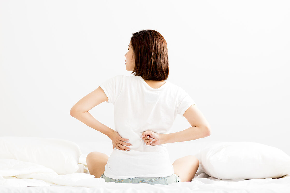 腰痛対策にはどの硬さのマットレスがおすすめ？選び方のポイントをわかりやすく解説