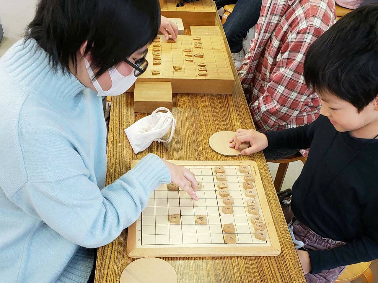 初級クラスの生徒が将棋を打っていることが分かる画像