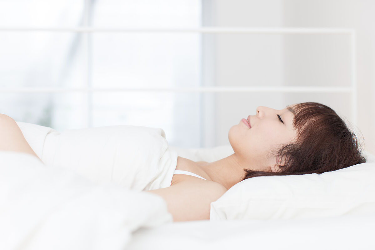 睡眠時の姿勢は体にどんな影響がある？仰向け寝・横向き寝・うつ伏せ寝のメリットとデメリット