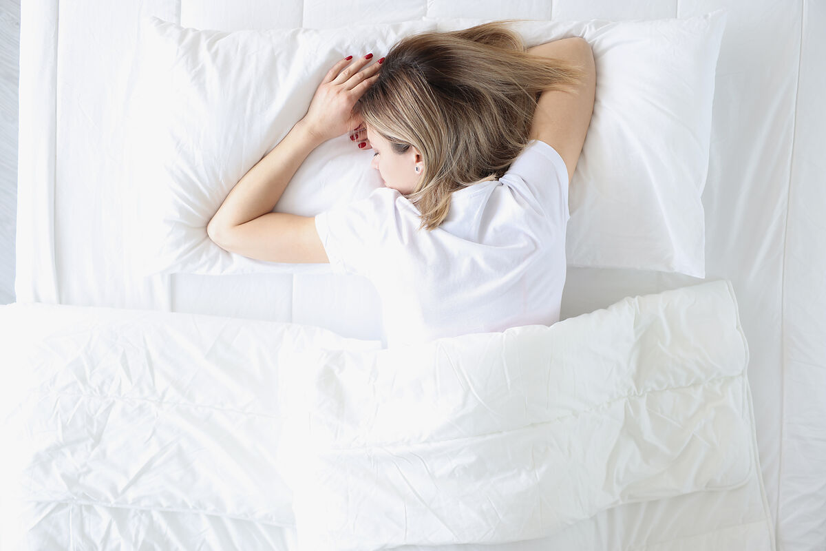 睡眠時に全身がしびれるのはなぜ？原因や解決策について解説