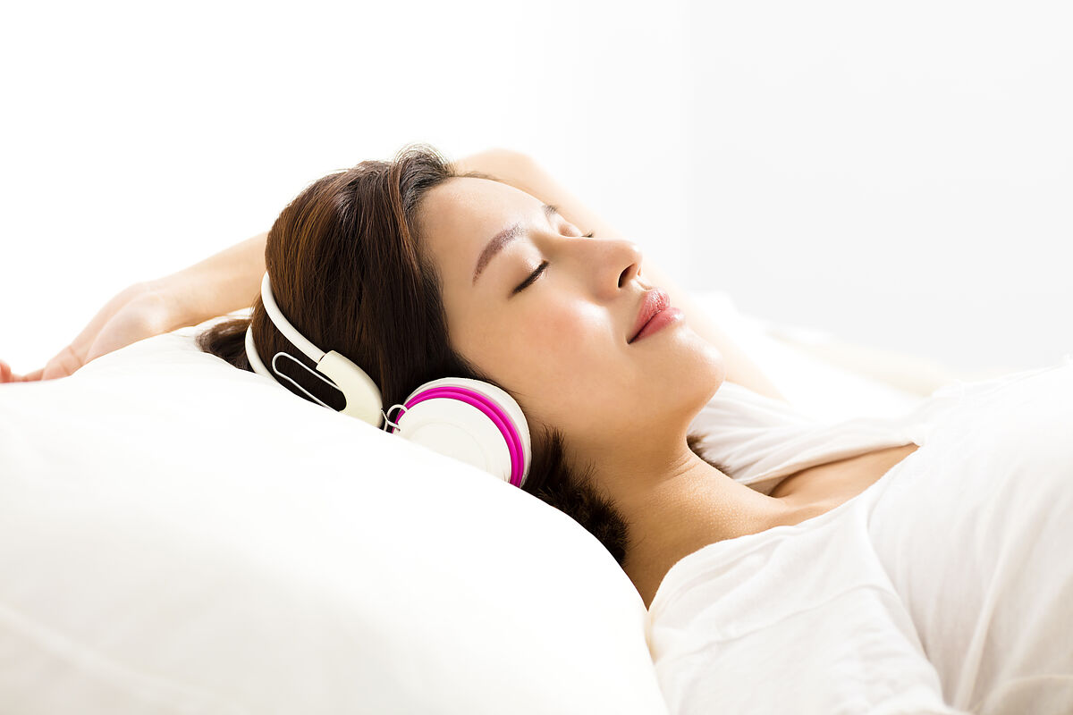 α波（アルファ波）と睡眠の関係性を調査！就寝前におすすめの音楽の特徴も紹介