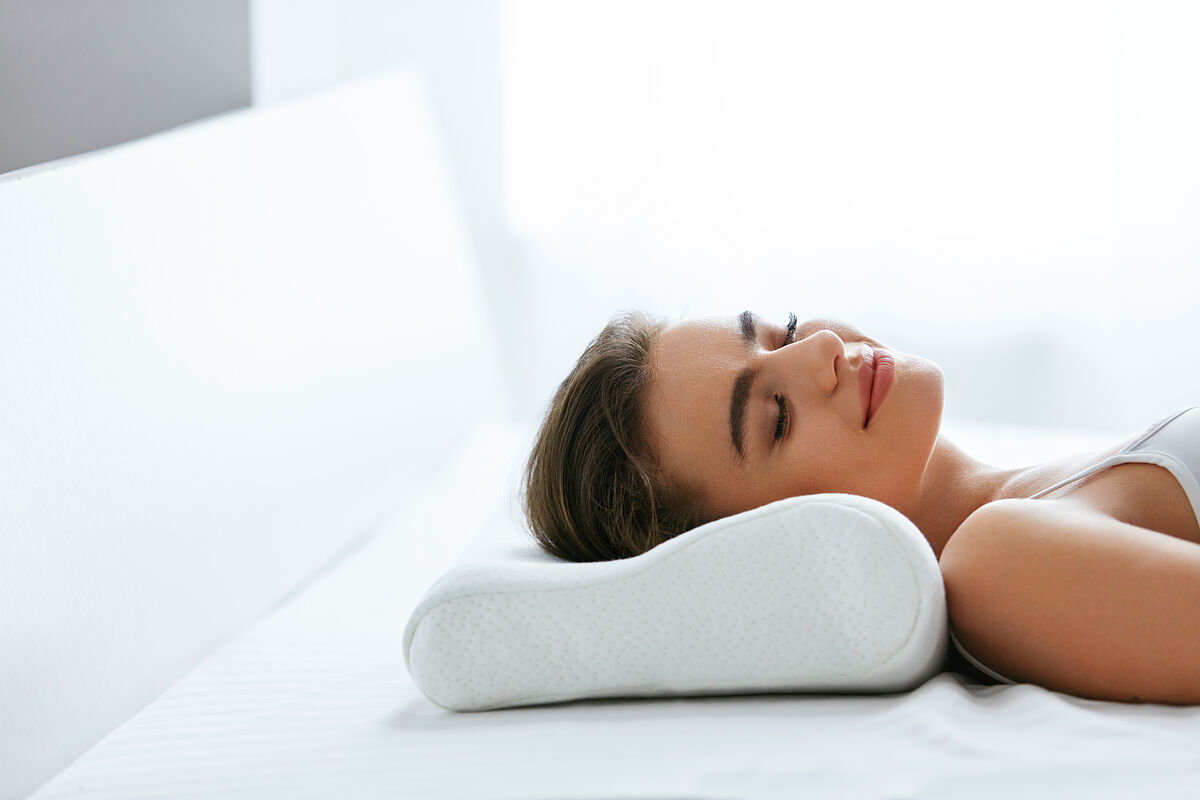 枕は低反発・高反発どちらがおすすめ？違いの比較や快眠に最適な選び方も紹介