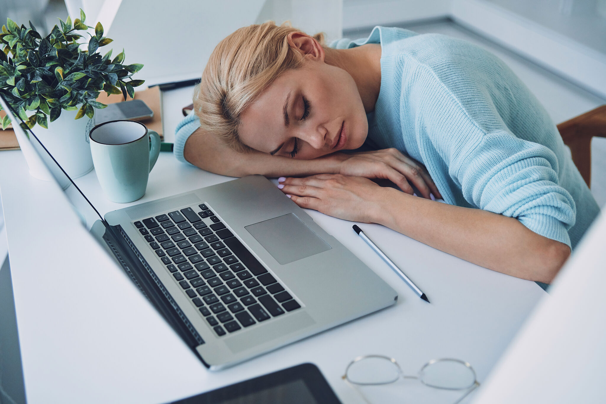 寝過ぎてしまうのはストレスのせい？原因や対処法を知って睡眠の質を高めよう！