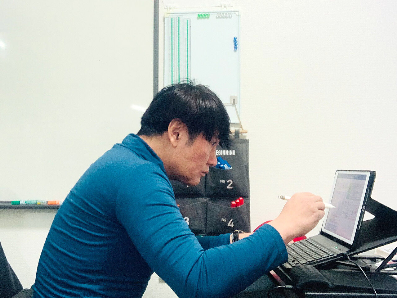 岩脇さんがパソコンの画面にペンで書いている画像