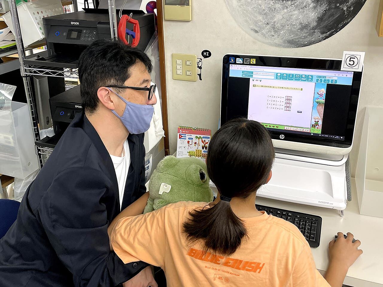 代表の吉澤さんが女の子とパソコンをしている画像