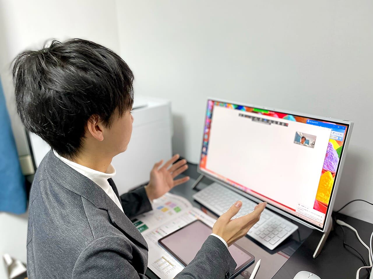 代表の樫野さんがパソコンの前に座っている画像