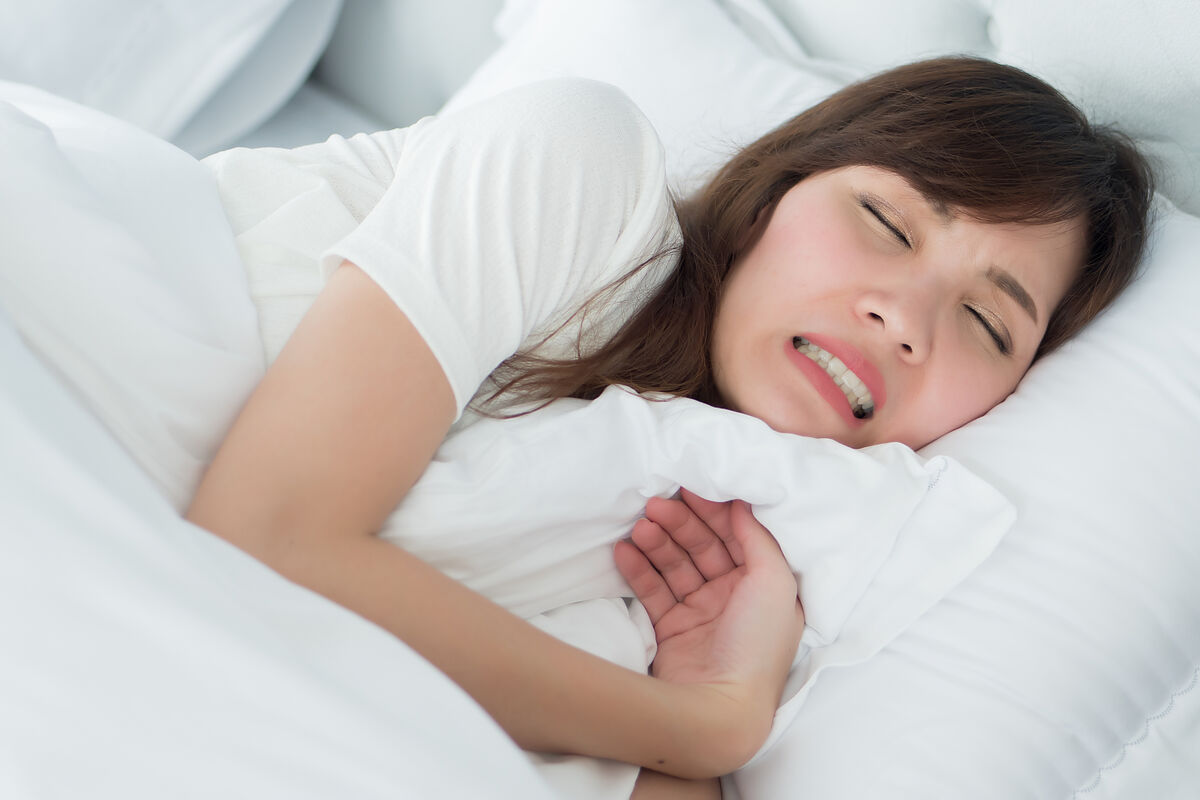 睡眠中の歯ぎしりを治す方法はある？原因から体への悪影響まで解説