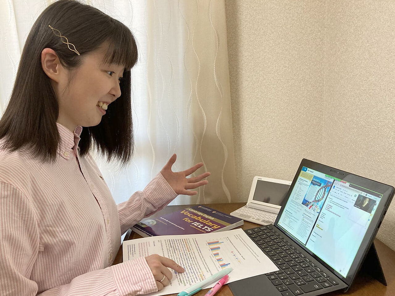 女性がパソコンを通して話している授業風景の画像