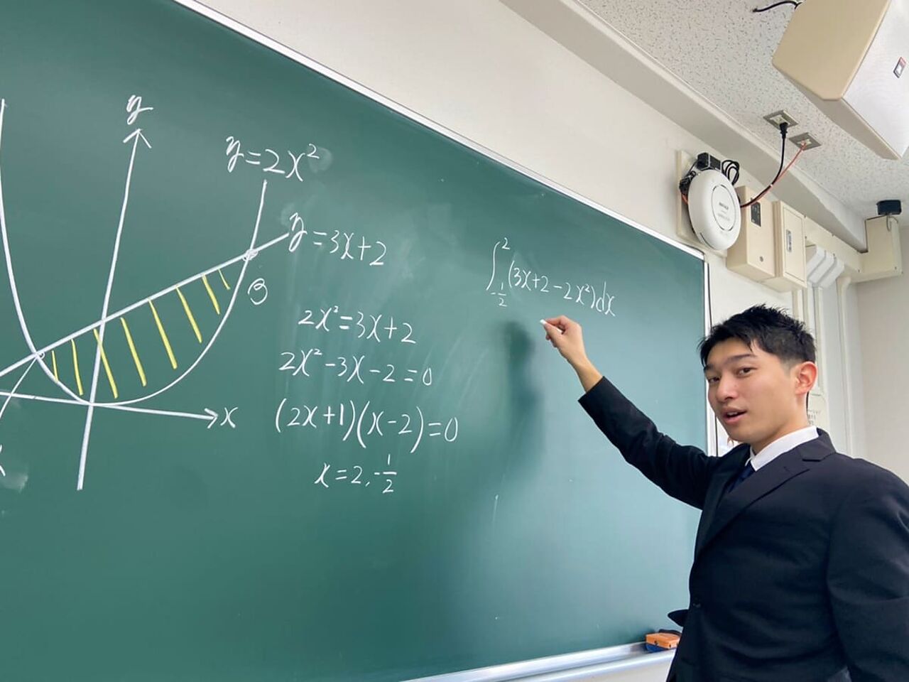 塾長の渡辺さんが黒板に文字を書いている画像