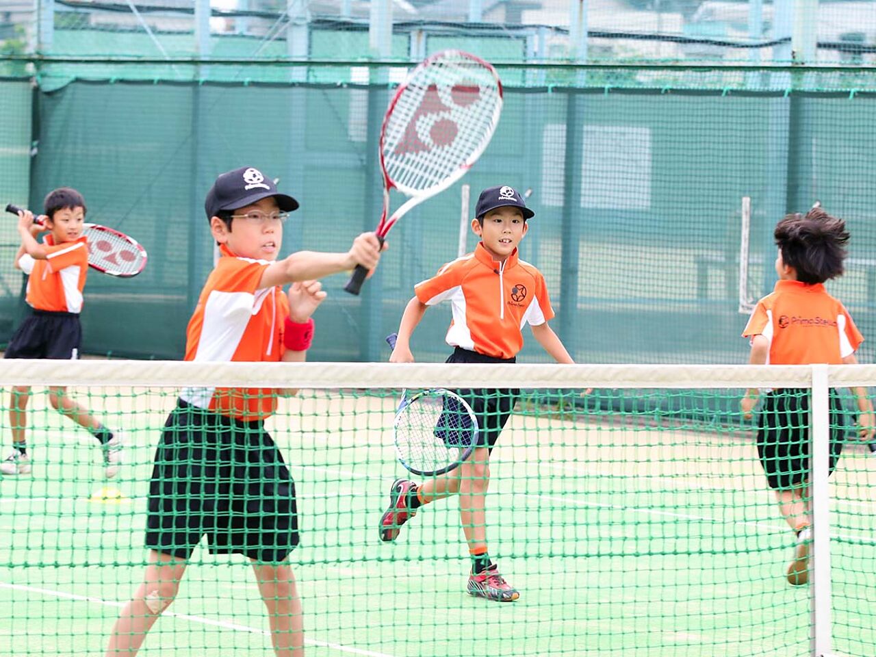 テニススクール プリマステラの子どもたちが試合を行う様子が分かる画像