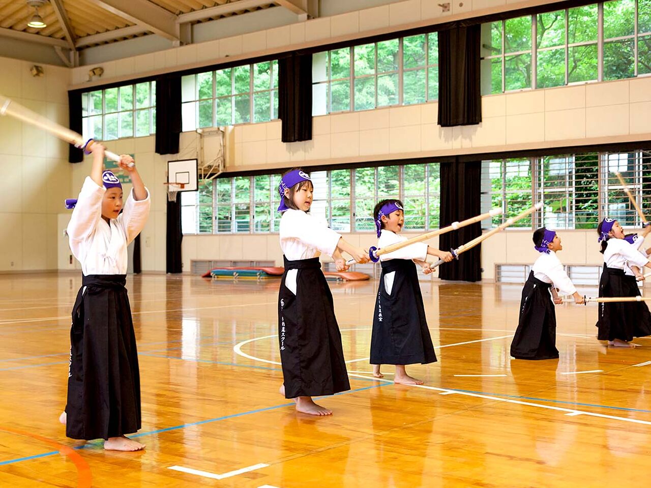 子どもたちが体育館で剣道を練習する様子が分かる画像