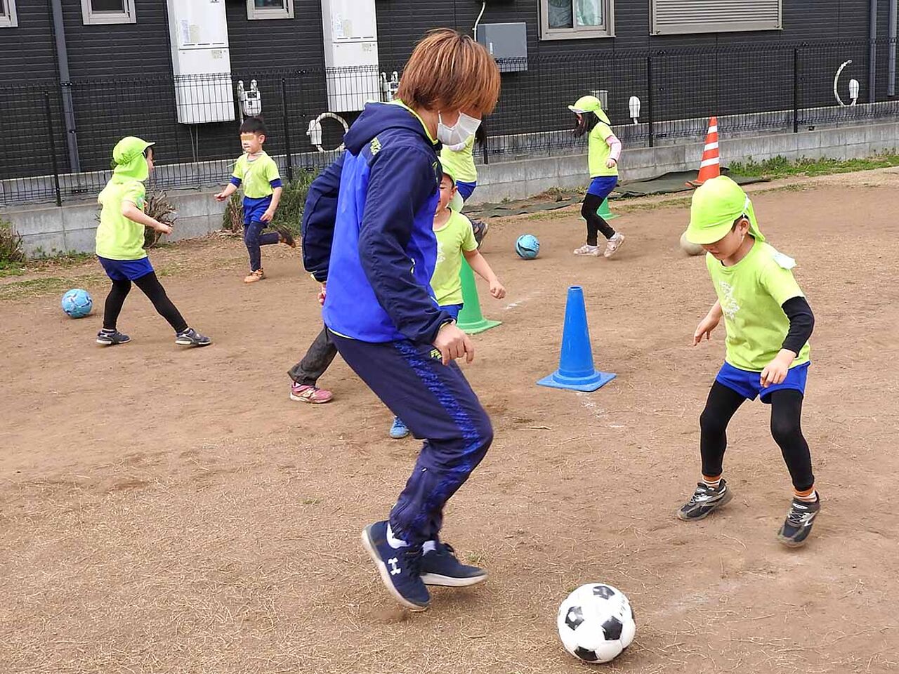 保育園の子どもたちとサッカーをしている様子が分かる画像