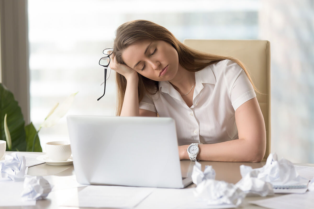 日中に眠い時はどうすれば良い？眠気への対処法や効果的なツボの押し方など紹介