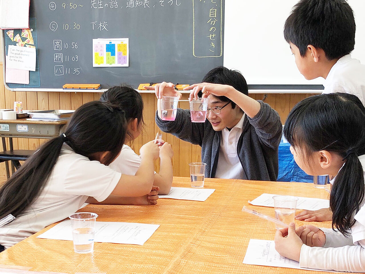 放課後サイエンスで水の比重を見ている子どもたちの画像