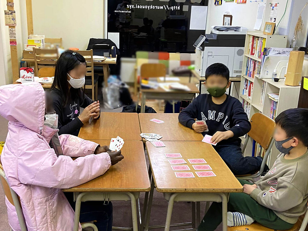 小学生クラスで学習後にカードゲームをしている子どもたちの画像